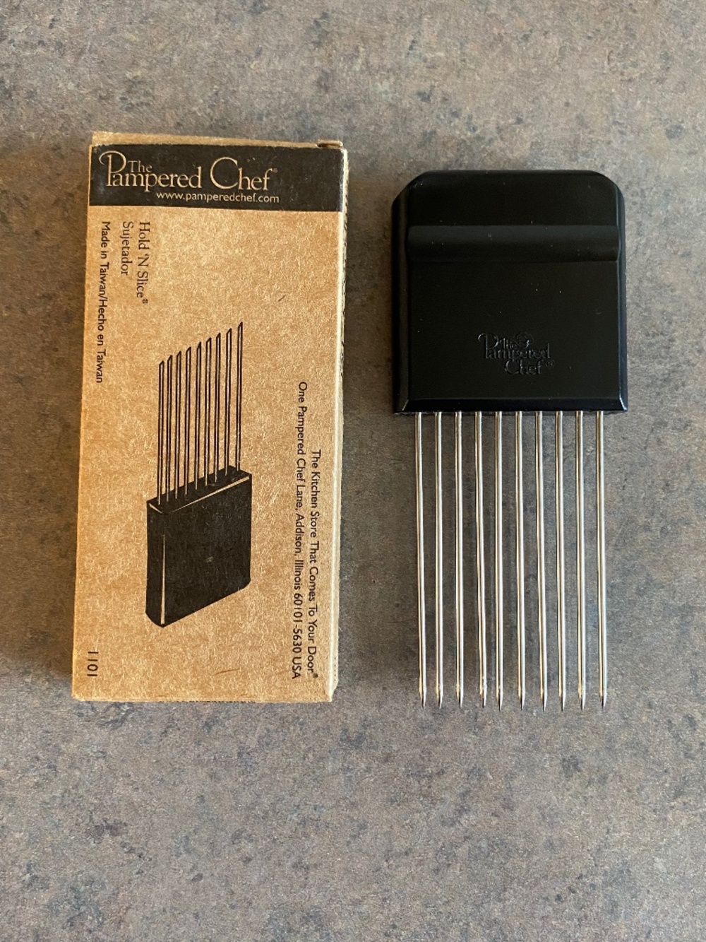 NIB The Pampered Chef Hold 'N Slice